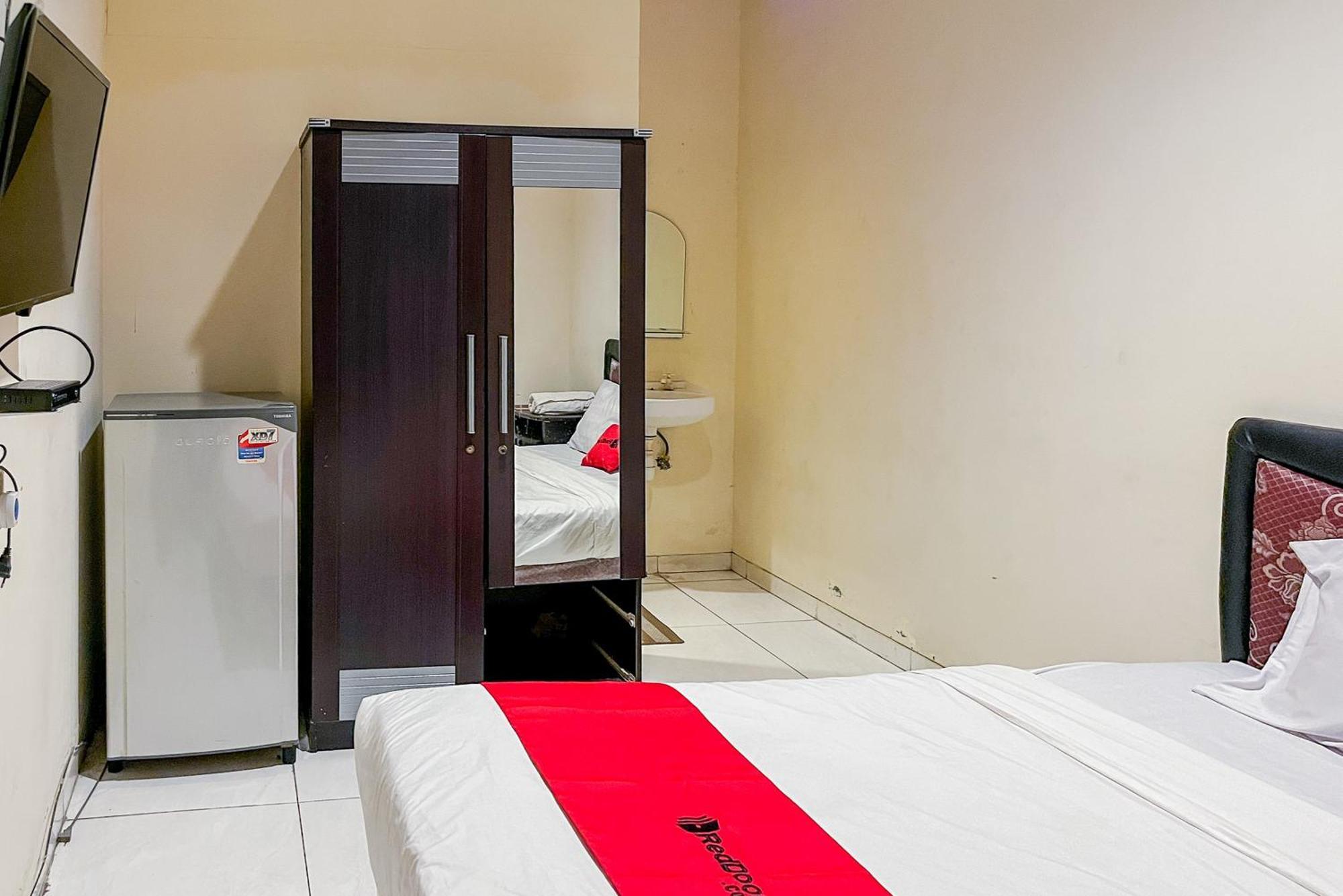 Hotel Reddoorz At Graha 99 Simomulyo Surabaja Zewnętrze zdjęcie